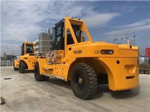 Carrello elevatore per carichi pesanti da 32 tonnellate per carico e scarico di container