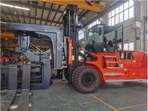 Il carrello elevatore da 25 tonnellate collega la rotazione della bobina d'acciaio