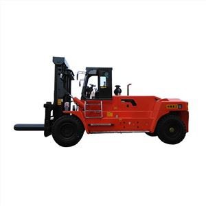 Carrello elevatore per carichi pesanti da 30 tonnellate con albero alto di marca SOCMA nel porto logistico