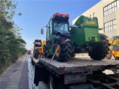 Sollevatore telescopico agricolo 4T con 4 ruote motrici